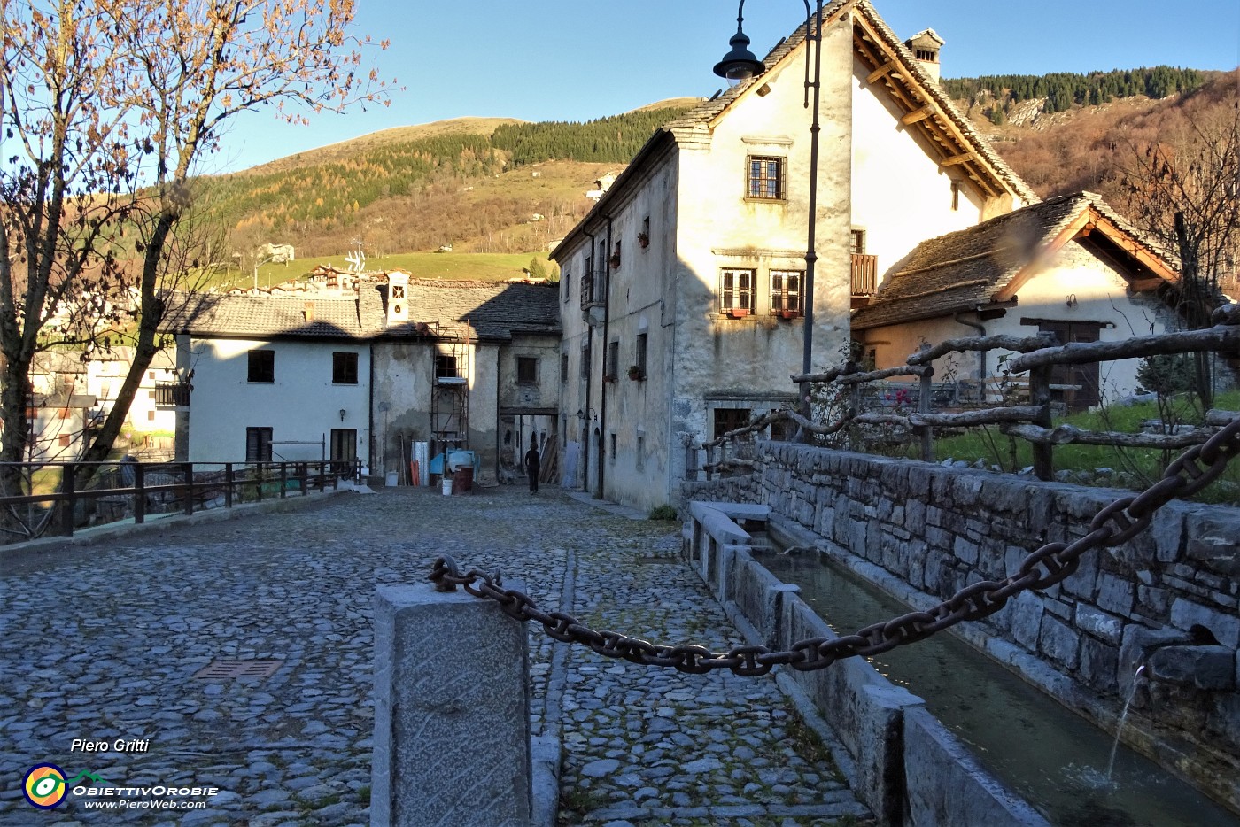 16 Il centro del piccolo borgo con  antica fontana .JPG